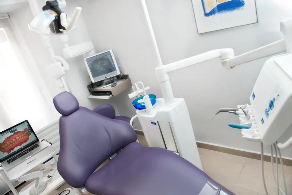 Gabinete de la clínica equipado con tecnología dental digital